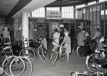 171199 Afbeelding van het inschrijven van rijwielen voor verzending op het N.S.-station Amsterdam Amstel te Amsterdam.